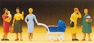 Kvinnor med barnvagn och baby